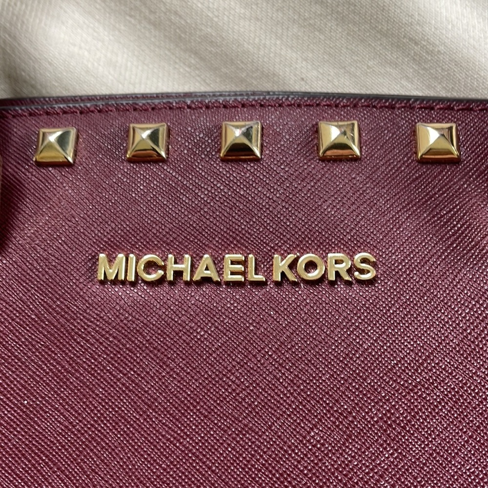 MICHAEL KORS STUDDED SELMA MEDIUM SATCHEL MERLOT - Picture 3 of 8